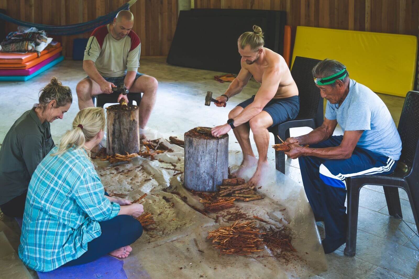 Příprava ayahuascy během pobytu